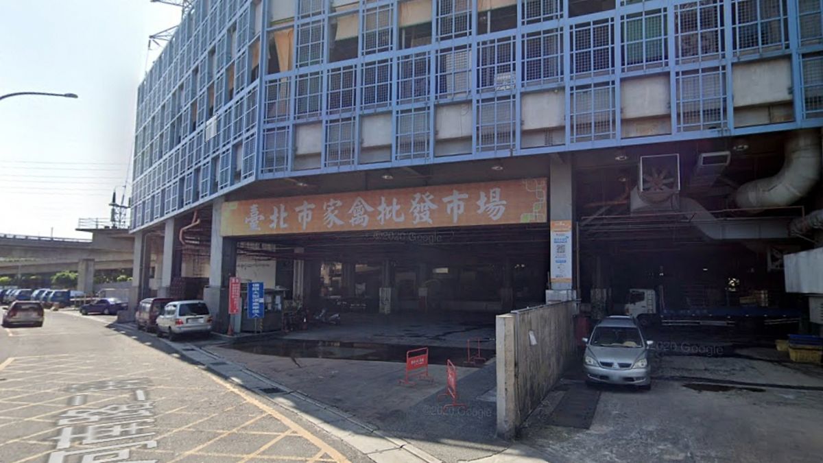 ▲台北市畜產運銷公司旗下的家禽批發市場，傳出有多名攤商與工作人員「快篩陽」，卻不願意前往PCR檢測，就因為擔心工作受到影響。（圖／翻攝網路）