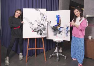 ▲陶晶瑩（左）和艾怡良邊聊天邊畫畫，展現藝術天分。（圖／Wow桃姐頻道團隊提供）