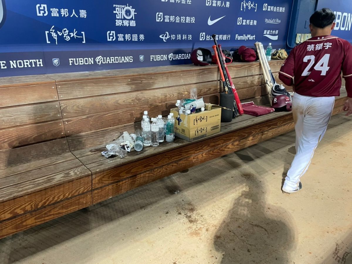 ▲樂天球員蔡鎮宇、成晉、馬傑森賽後主動整理環境。（圖／吳政紘攝）