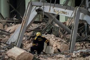 ▲薩拉托加飯店發生爆炸，外牆都被炸毀。（圖／美聯社／達志影像）