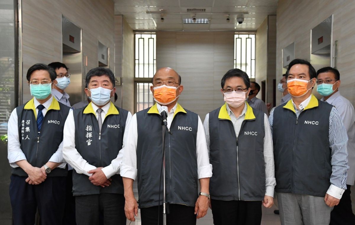 ▲高登採購快篩遭指是騙局一場，行政院長蘇貞昌則力挺衛福部長陳時中。（圖／行政院提供）