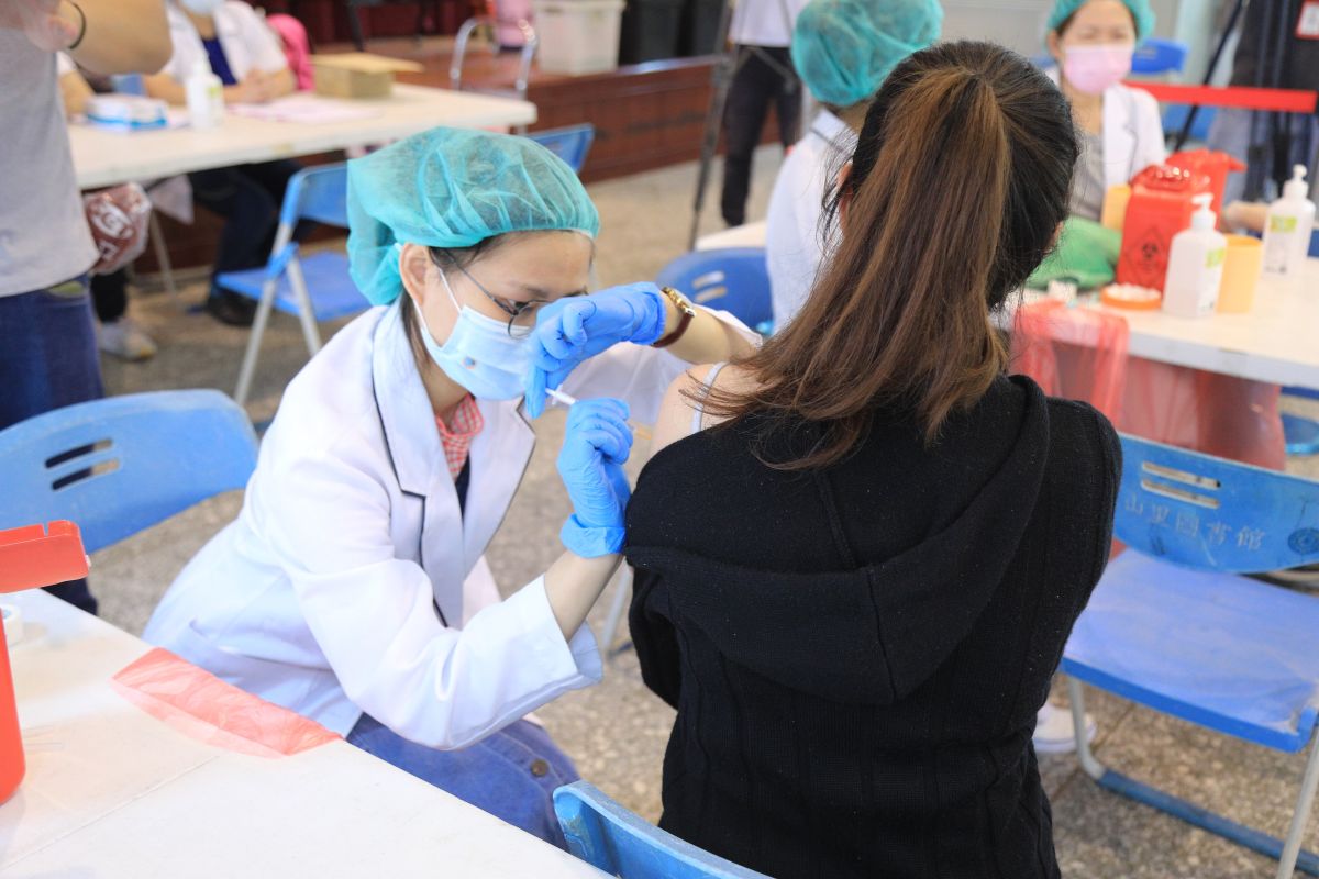 ▲中央流行疫情指揮中心今(29)日表示，透過COVAX機制獲配的首批Novavax疫苗50.4萬劑，將於明(30)日上午抵達桃園國際機場。（圖／台中市政府提供，2022.05.07）