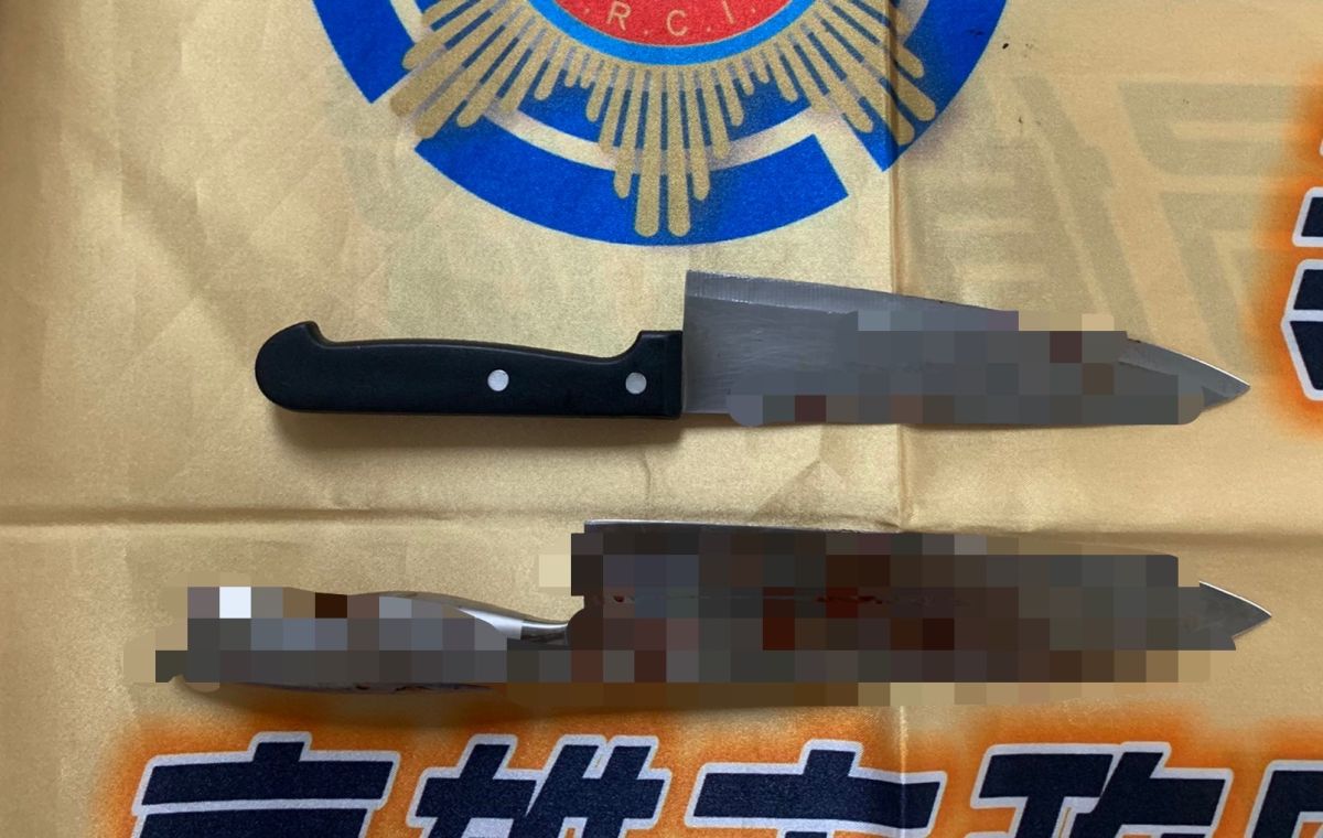 ▲警方在路竹車站附近犯嫌的機車停放處（置物箱）取回2把凶刀，上面還有斑斑血跡。（圖／翻攝畫面）