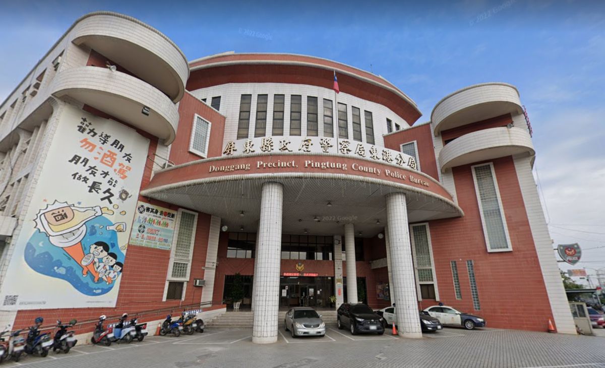 ▲屏東縣東港警分局偵查隊副隊長郭家豪，昨（6）日晚間被發現在寢室內燒炭輕生，但現場並未留遺書，讓警方十分錯愕且不捨。（圖／翻攝自GoogleMap）