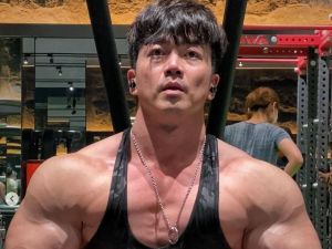 李沛旭「下面一大包」露骨照引戰　怒曬大蟒蛇：關你屁事
