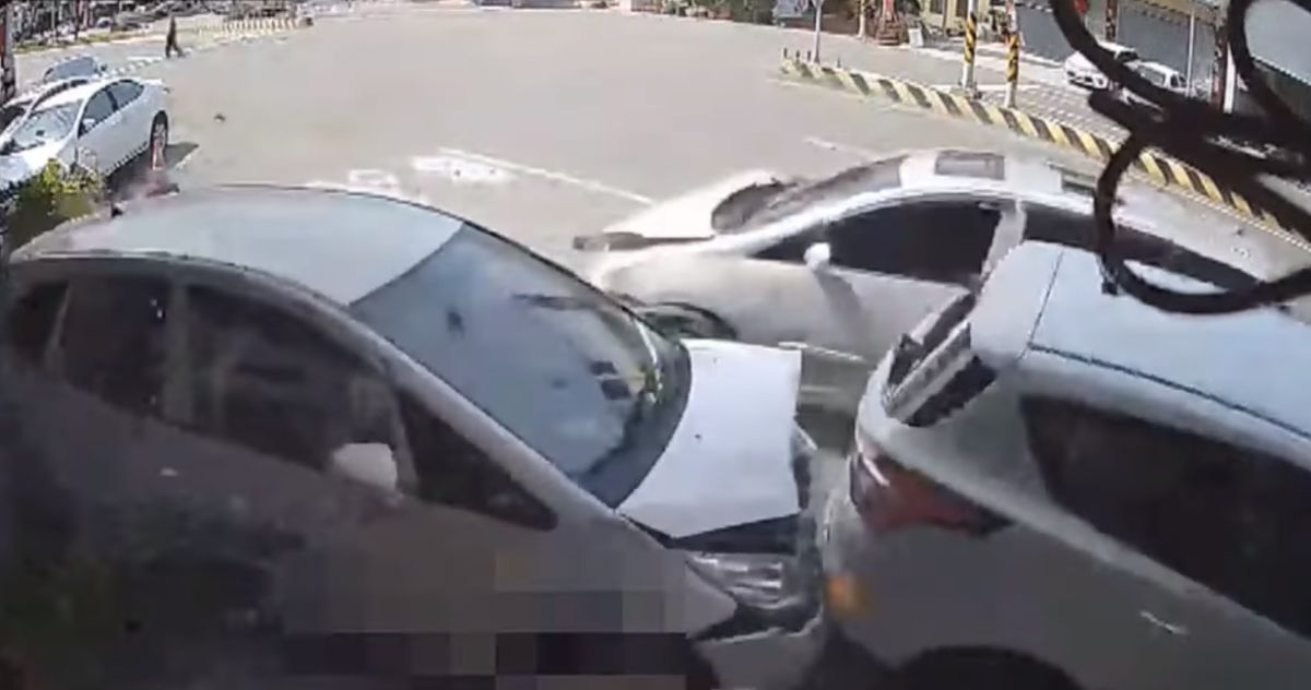 ▲彰化市彰南路一段今（7）日下午發生一起嚴重車禍，一輛休旅車突然失控，高速衝撞停靠在路邊的4輛轎車與2輛機車，還波及到一位路人阿北。（圖／翻攝畫面）