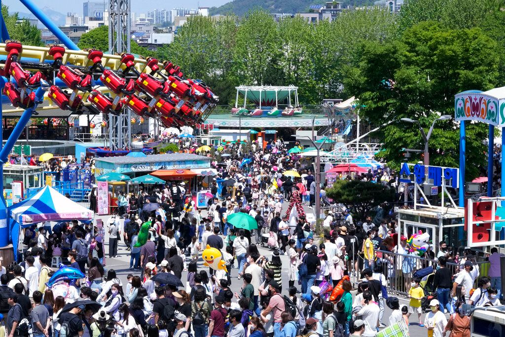 ▲韓國鬆綁防疫措施後，碰到首個大型連假，遊樂園遭到「報復性旅遊」人潮塞爆。（圖／美聯社／達志影像）