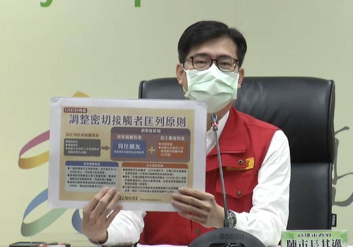 ▲高雄市長陳其邁今天宣布，高市府也將發給遭匡列學生每人兩支快篩試劑，落實「以篩代隔」新制度。(圖／高市府提供)