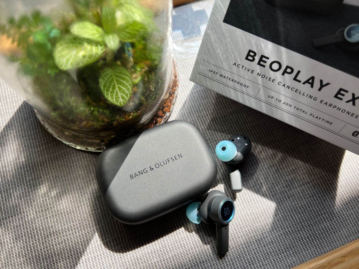 ▲開箱B&O新耳機 Beoplay EX，音質相當出色，配戴也相當舒適。(圖／記者周淑萍攝)