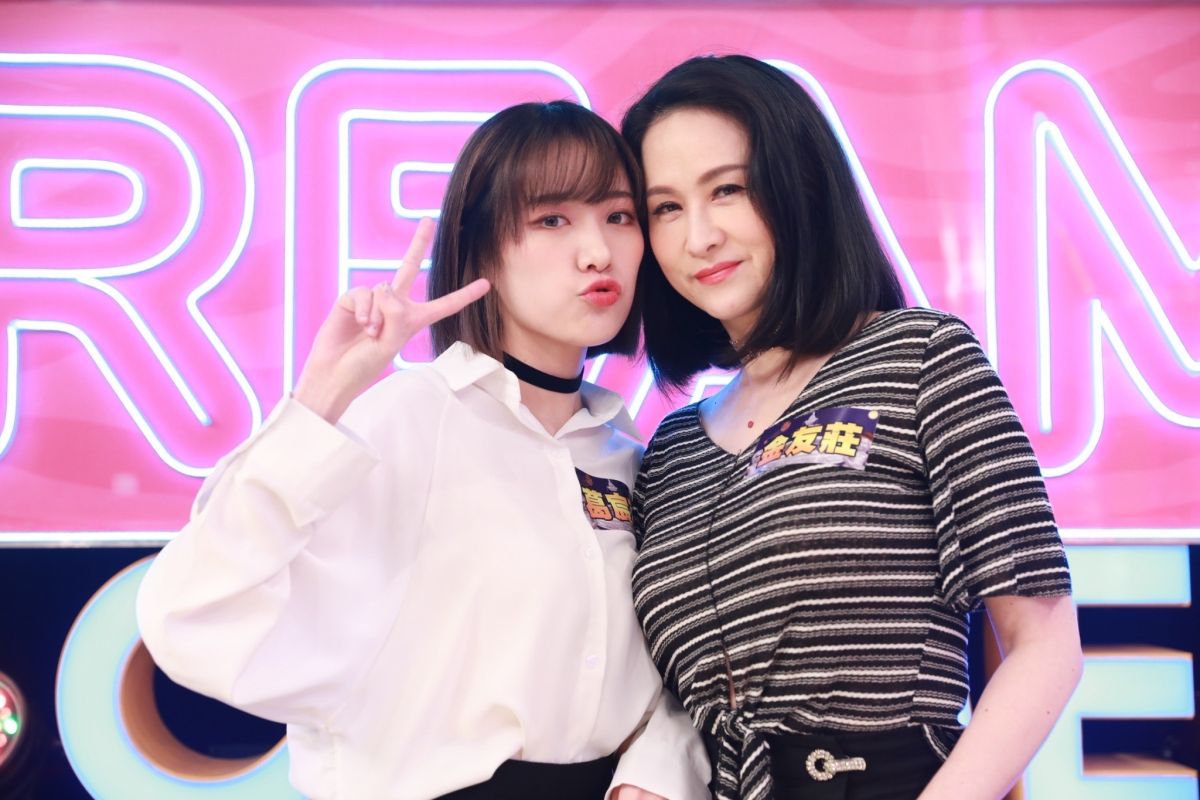 ▲葛宸羽（左）和媽媽金友莊合體表演，被誇是少女團體。（圖／民視提供）