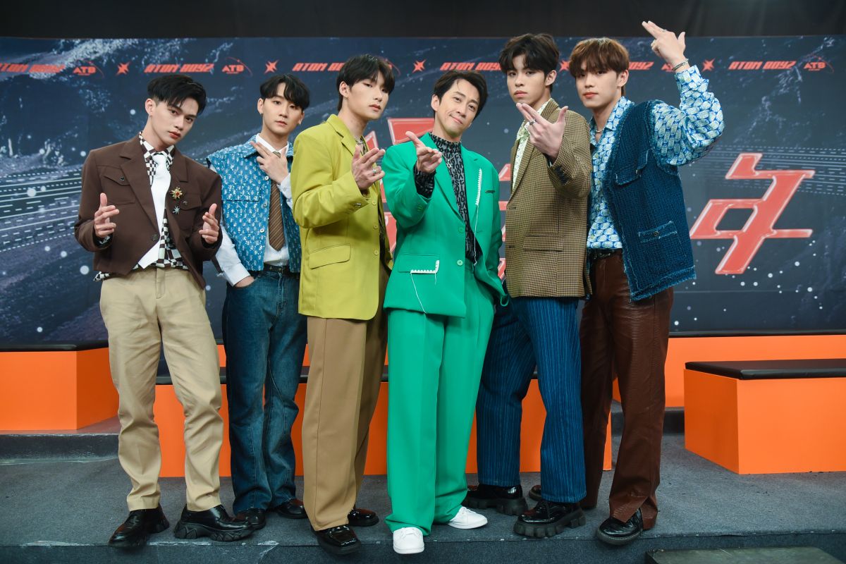 ▲陳漢典（右三）和海王星合作招牌歌曲《先不要》，講求帥、騷風格，左起為周子翔、鄭傑、范范、陳漢典、陳任佑、邱勝揚。（圖／記者陳明安攝，2022.04.05）