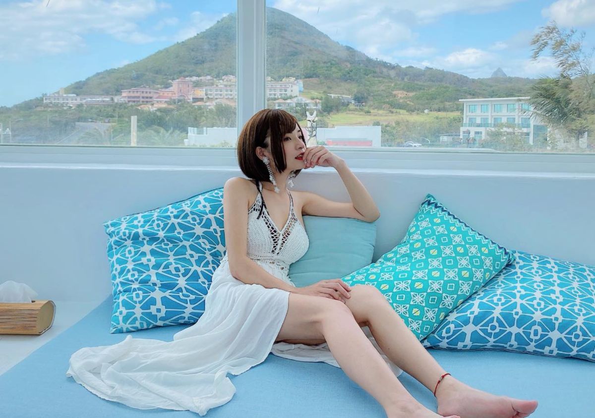 ▲郭鬼鬼給阿嬤洗制服，紅領結下方破大洞。（圖 / 郭鬼鬼臉書）