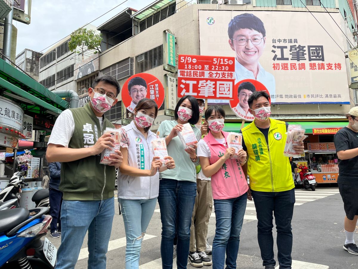 ▲請新北市議員參選人(左起)卓冠廷、陳乃瑜、張家銨、山田摩衣，蔡耀頡等人、擔任江肇國替身掃街催票(圖／江肇國服務處提供2022.5.8)