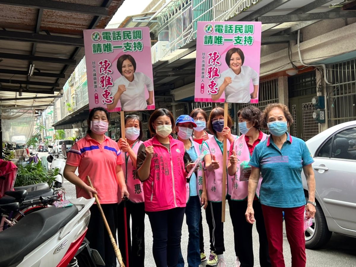 ▲民進黨台中市議員黨內初選民調，東南區市議員參選人陳雅惠，訴求「鄉親牌」，以一步一腳印，挨家挨戶拜託(圖／陳雅惠服務處提供2022.5.8)