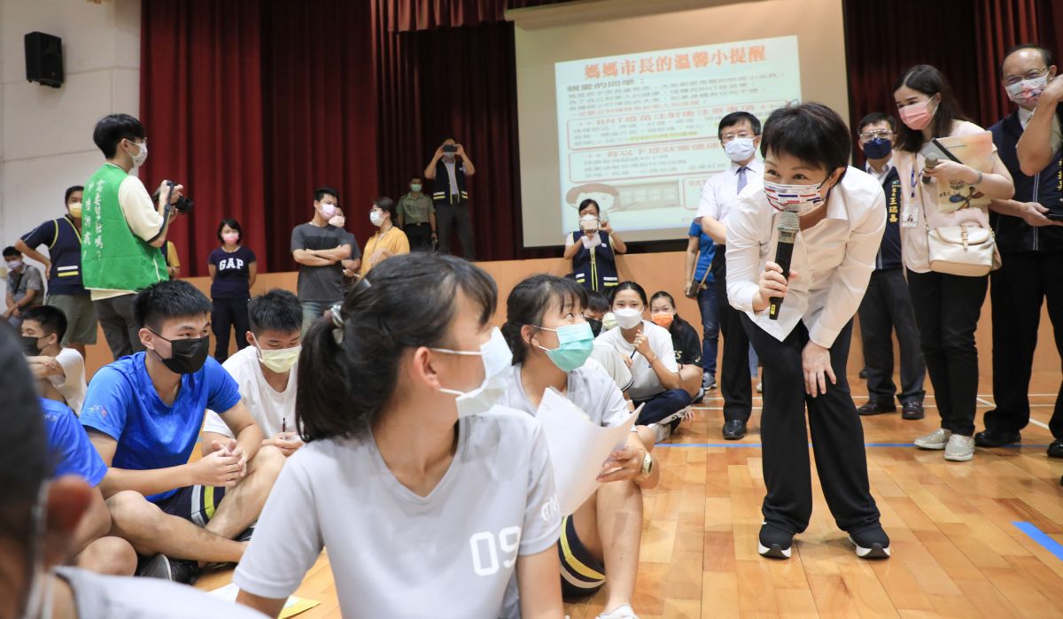 ▲教育部於5月8日實施國高中新的停課標準，不再全班停課，而是以「九宮格」來認定可以放防疫假的對象，亦即確診個案座位九宮格內的同學不用到校、實施防疫假，其他同學仍須到校。圖為市長盧秀燕去年視察忠明高中施打疫苗。（資料畫面／台中市政府提供，2022.05.08）