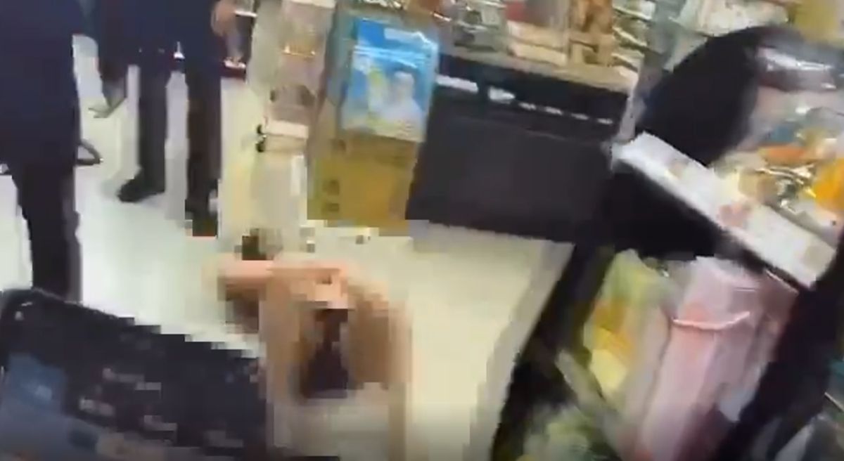 ▲李女酒後失態，大鬧超商，連前來處理的警員都遭咬傷。（圖／翻攝畫面）