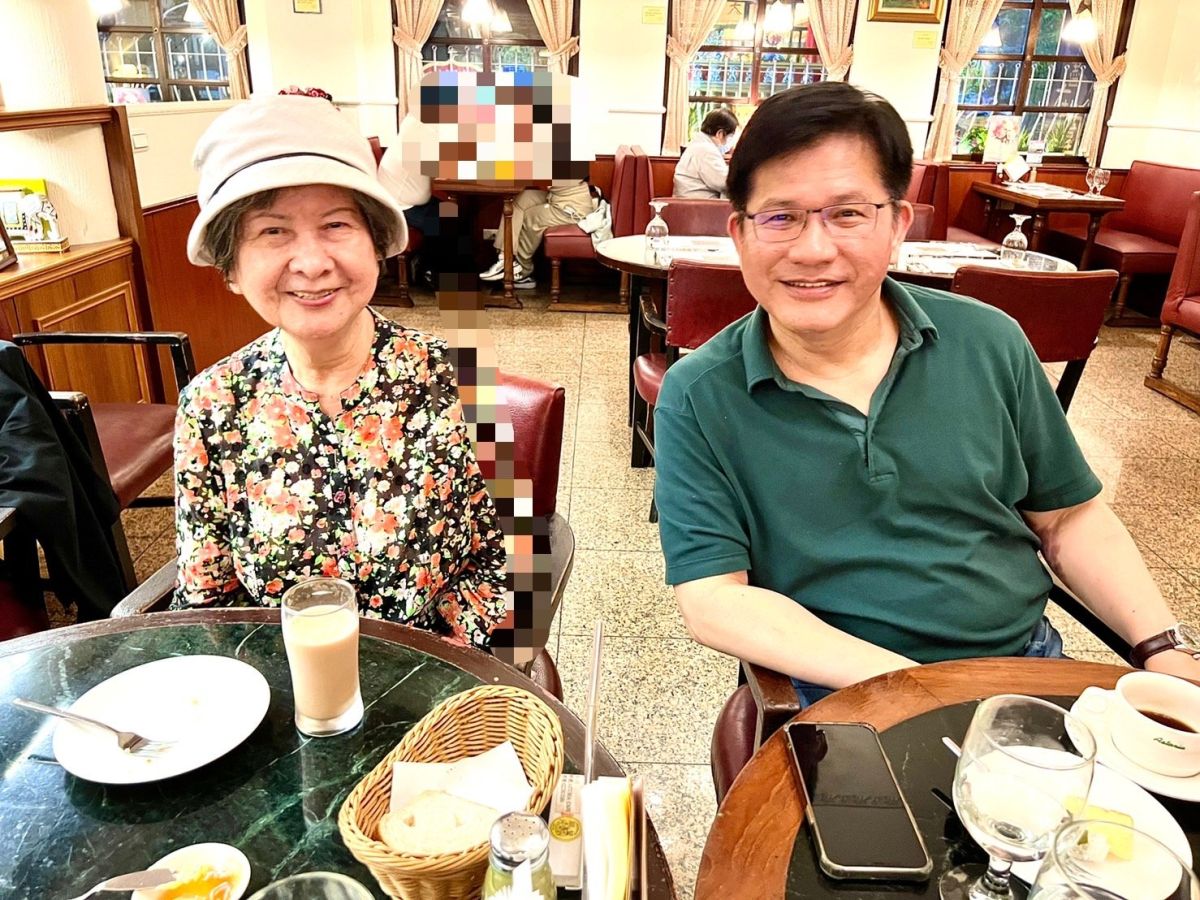 ▲林佳龍與母親前往台北明星咖啡館度過溫親母親節周末。（圖／翻攝自林佳龍臉書）