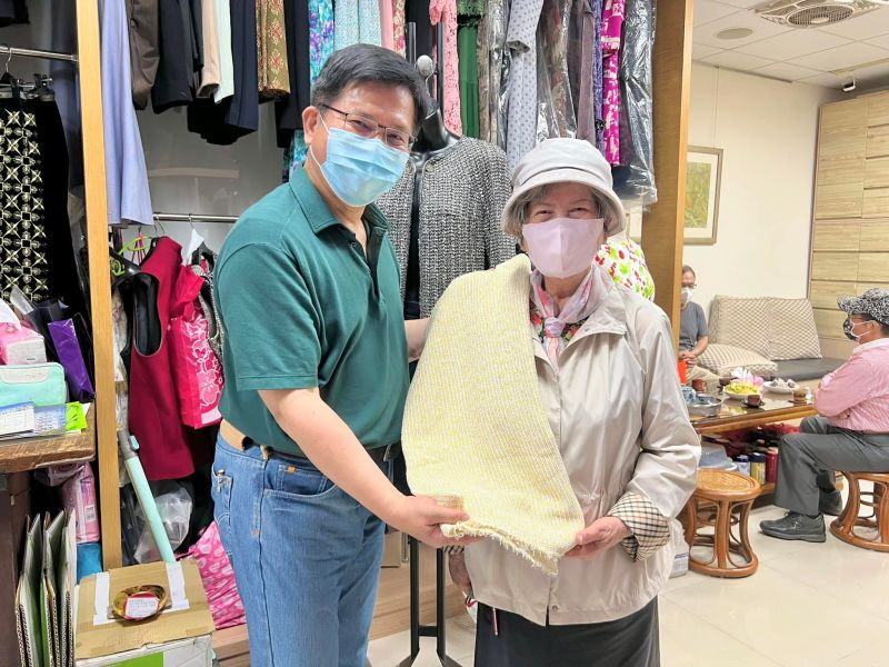 ▲林佳龍的父親是裁縫師傅,也因此其與母親對於布料、西服等特別有感情。(圖/翻攝自林佳龍臉書)