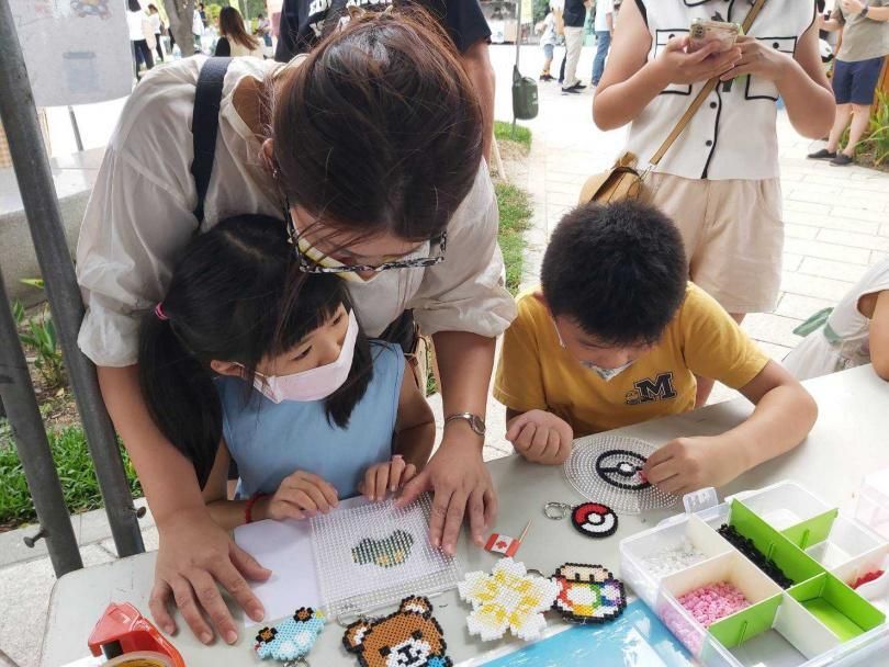 ▲移民署邀請新住民媽媽與新二代小朋友手作鑰匙圈。（圖／移民署提供）