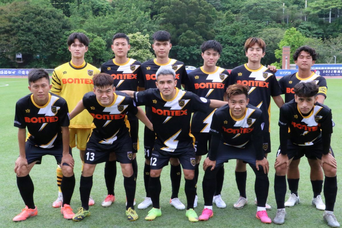 ▲AC Taipei中場大將劉泳賦(前排右2)本場改打後衛，用學生時期在航源的經驗指揮隊友。（圖／台北競技提供）