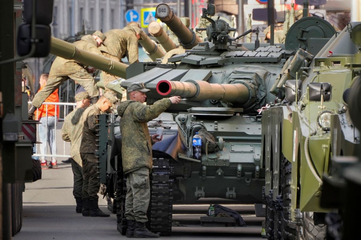 ▲俄國總統蒲亭聲稱將再次贏得勝利。圖為勝利日前夕軍隊遊行照片。（圖／美聯社／達志影像）