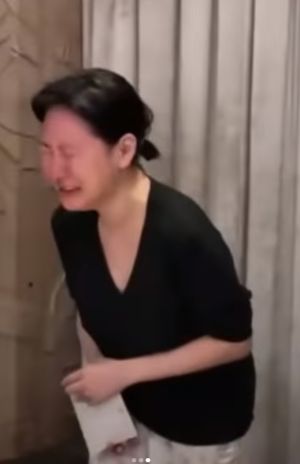 ▲小S激動痛哭,結果碎花睡褲成焦點。(圖/翻攝小S IG) ▲小S激動痛哭,結果碎花睡褲成焦點。(圖/翻攝小S IG)