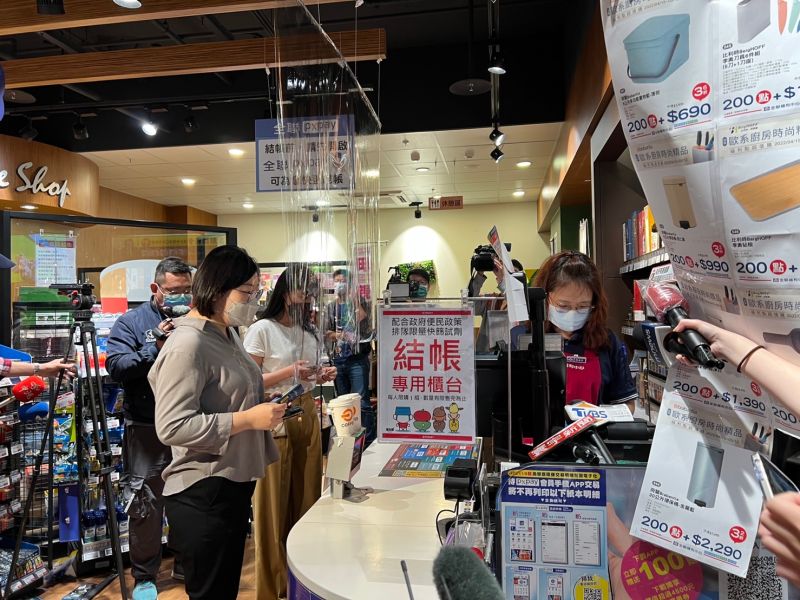 ▲超商、超市、藥妝等八大通路,從即日起開賣亞培快篩,每組售價180元。(圖/周淑萍攝)