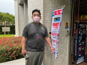 上班族劉先生來買快篩試劑 ▲上班族劉先生上午趁著空檔來到全聯門市購買快篩試劑,他表示因為家裡人口多、孩子年紀小,雖然先前有排隊買過實名制快篩,但只要有機會還是希望多囤點貨。(圖/周淑萍攝)