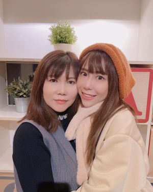 ▲梓梓(右)和媽媽「阿苒」宛如姐妹花。(圖/梓梓IG) ▲梓梓(右)和媽媽「阿苒」宛如姐妹花。(圖/梓梓IG)