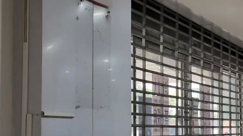 ▲國軍高雄總醫院已經將掛鐘撤下。(圖/翻攝畫面)