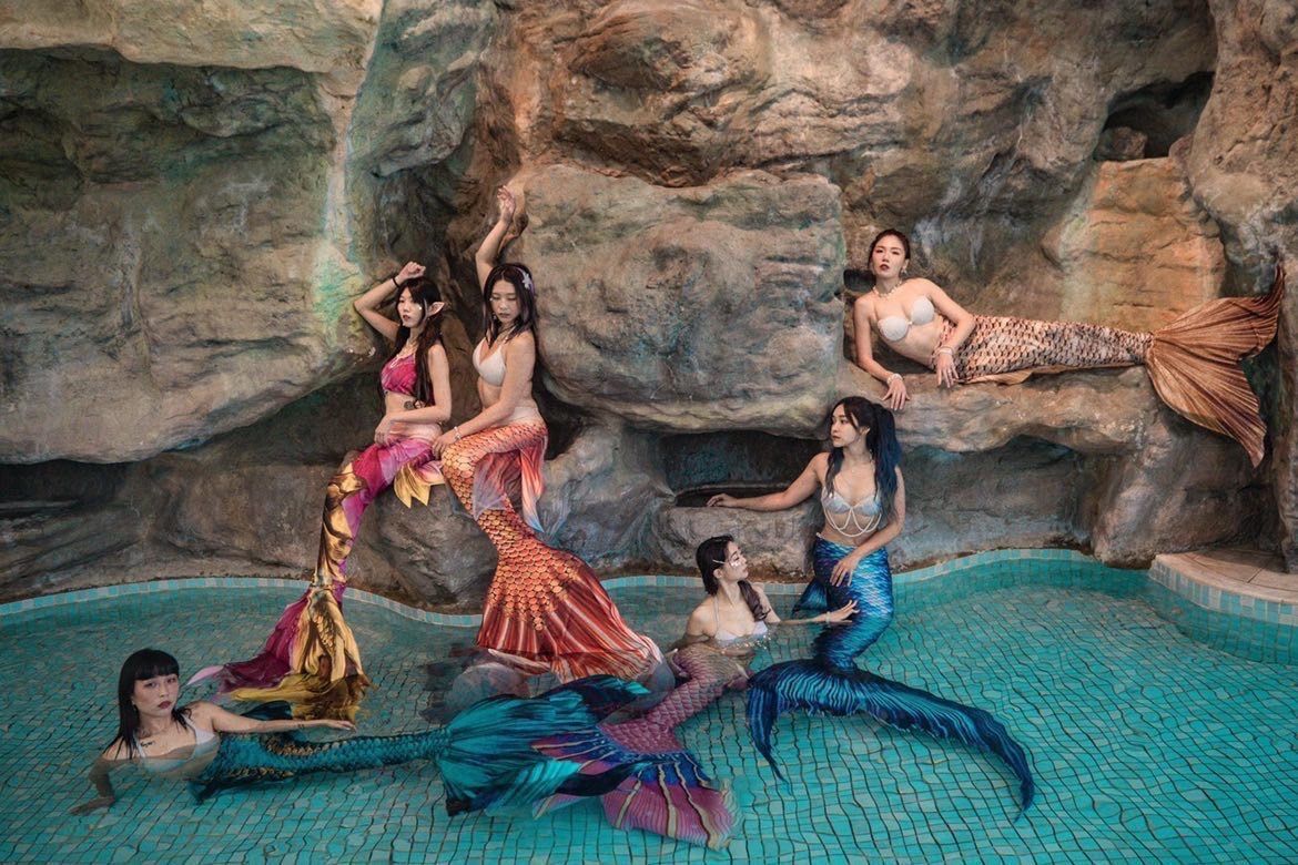 ▲近日網路上瘋傳一段美人魚在水裡大跳「九天玄女Remix」的影片，結果本尊被網友搜出是遠雄海洋公園的人魚表演者，引起討論。（圖/小璐提供）