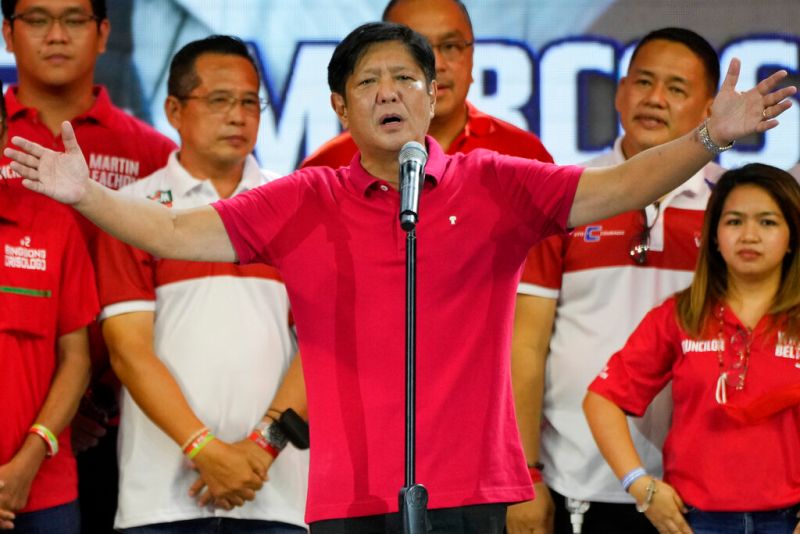 ▲菲律賓總統大選候選人小馬可仕(Bongbong Marcos)父親曾執政22年,家族庇蔭與父親名聲讓他政治經歷亮眼。(圖/美聯社/達志影像)