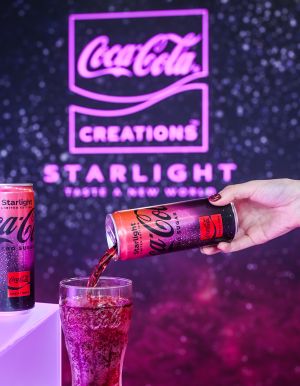 ▲到底太空旅行是什麼滋味？可口可樂全新紫紅色的「星河漫步Starlight」口味。（圖／太古可口可樂提供）