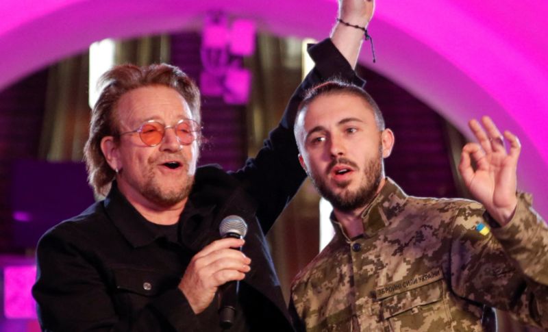 ▲愛爾蘭搖滾天團U2主唱波諾（Bono）8日在烏克蘭首都基輔市中心一處地鐵站開唱，讚揚烏克蘭人民對抗俄羅斯為「自由」而戰，並祈禱「和平」。（圖／翻攝自太陽報）