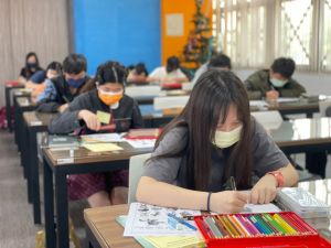 嶺東中學結合地方產業資源 開發南屯特色課程亮點滿級 ▲台中嶺東中學特色班招生考試,競爭激烈,考生全神貫注應考。(圖/嶺東中學提供)