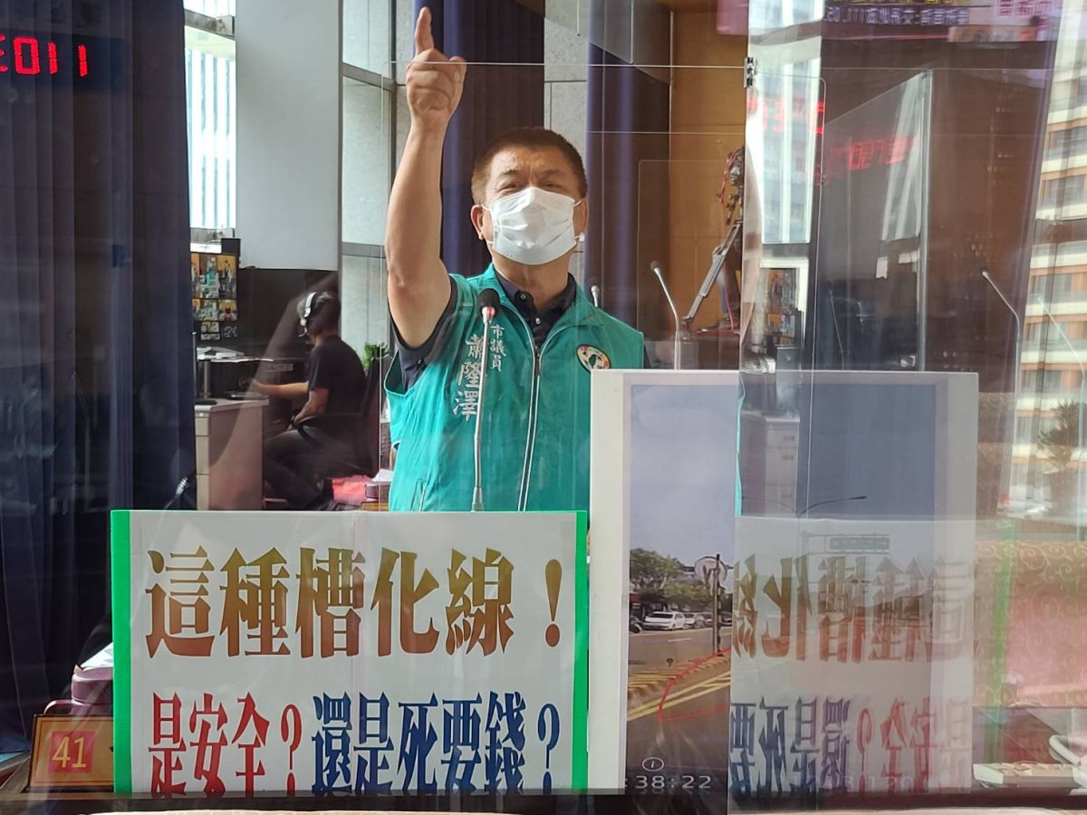 ▲議員蕭隆澤指出，道路黃色槽化線，造成行經該路口的駕駛人開車的臨場反應要快，必須立即切換，否則一壓線就要被開罰，質疑有利行車安全？(圖／柳榮俊攝2022.5.9)