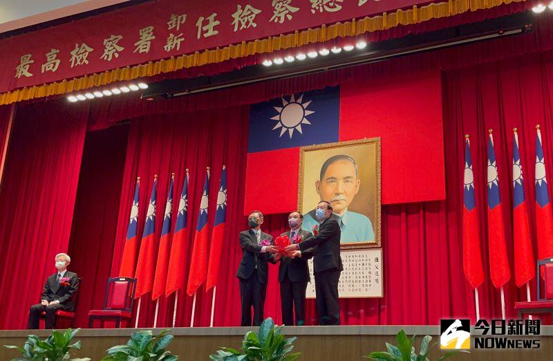 ▲最高檢察署檢察總長交接,蔡清祥將印信監交給邢泰釗。(圖/記者潘千詩攝,2022.5.9)