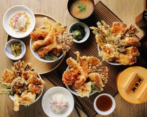 對中身分證MOMO壽喜燒爽打5折 王品尬鍋開幕4人同行75折 ▲不管是火鍋控、義麵控、天丼控,揪團天天吃折扣。(圖/三澧提供)