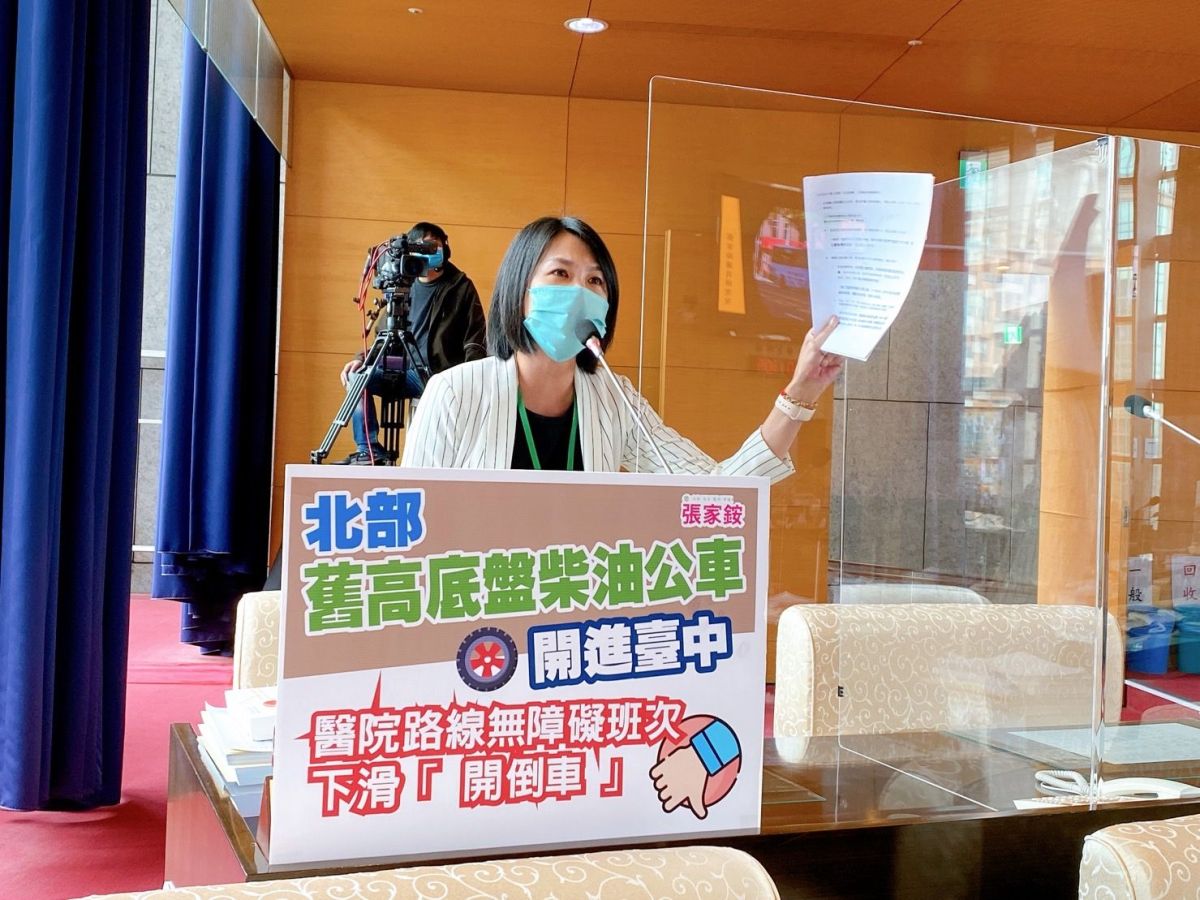 ▲議員張家銨指出，北部汰換掉的高底盤柴油公車，被拿來台中跑，行經醫院公車路線營運，讓長輩非常不方便。(圖／柳榮俊攝2022.5.9)