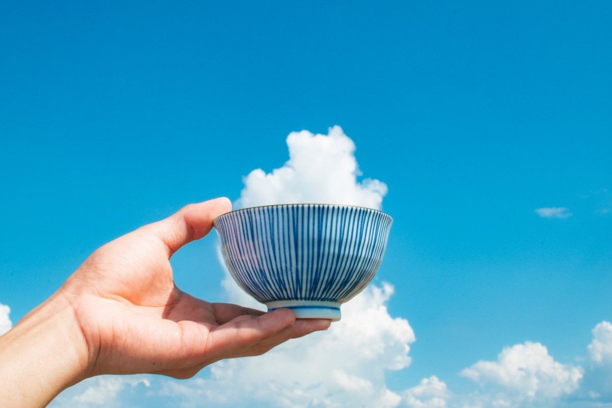 ▲日本一名網友拍下雲朵借位照，白雲頓時變成熱騰騰米飯！（圖／推特帳號photono_gen）