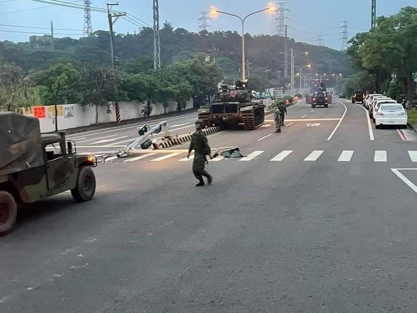 ▲國軍再出包，今天上午一輛CM11戰車不慎輾斷一根號誌桿。（圖／翻攝爆料公社）