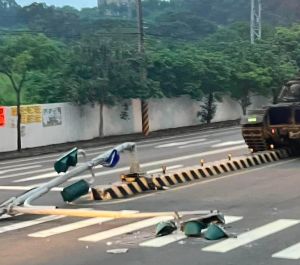 ▲一輛六軍團所屬CM11戰車疑似因操作不良,在新竹縣湖口鄉衝上分隔島,撞斷交通號誌桿。(圖/翻攝自臉書爆廢公社) ▲一輛六軍團所屬CM11戰車疑似因操作不良,在新竹縣湖口鄉衝上分隔島,撞斷交通號誌桿。(圖/翻攝自臉書爆廢公社)