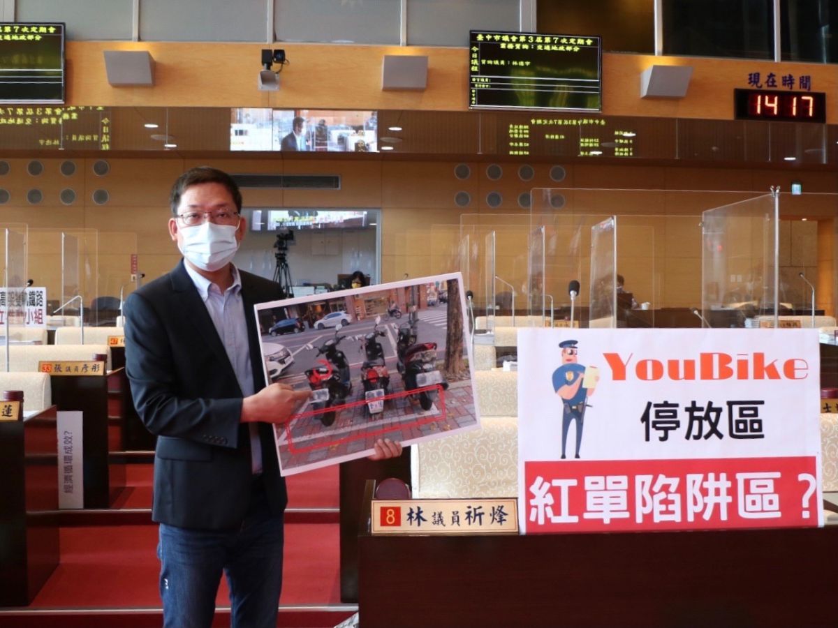 ▲台中市YouBik停放區標示不清，變成警方對機車族開單的「提款區」(圖／柳榮俊攝2022.5.9)