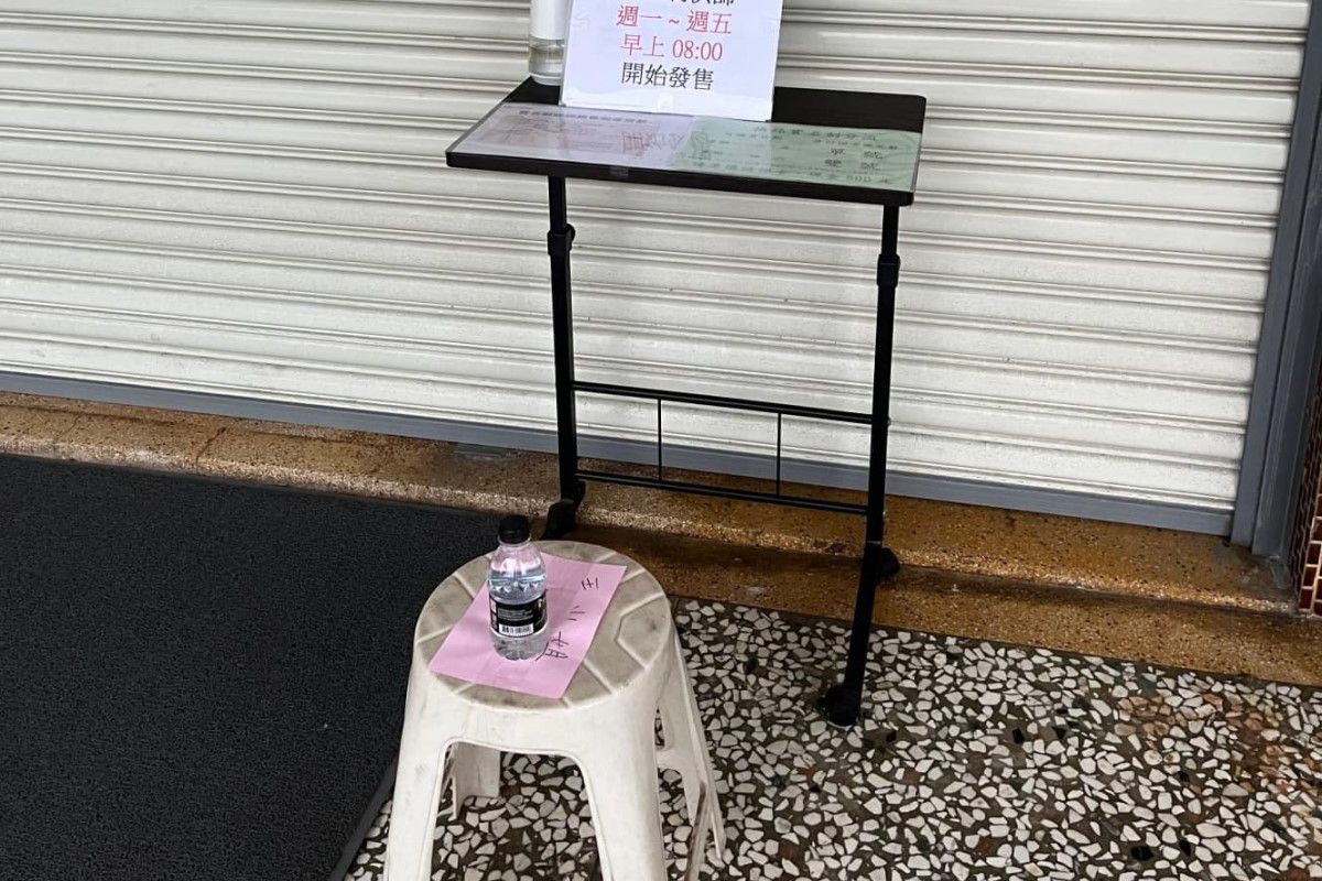 ▲快篩排隊亂象！她擺「這物」瀟灑離開　眾傻眼：踢走它（圖／臉書社團《爆廢公社》） 