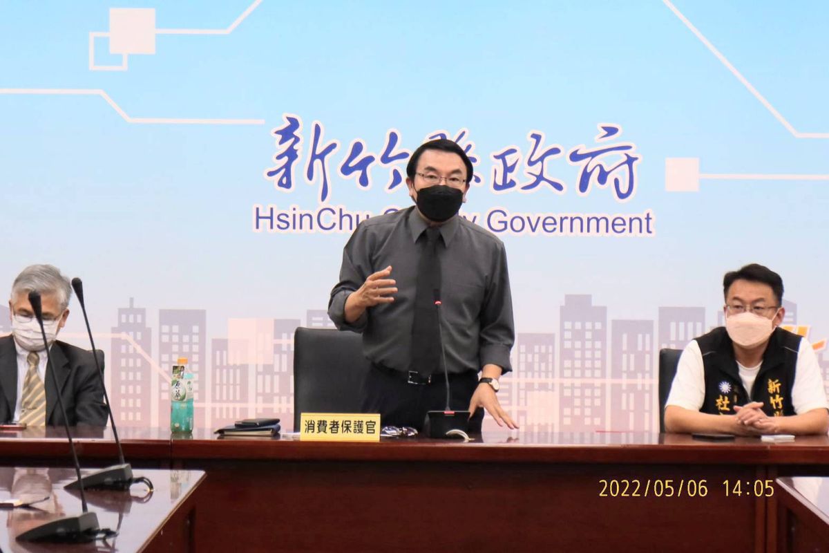 ▲新竹縣政府因應物業管理業陳情召開會議。消保官靳邦忠（中）出席。（圖／新竹縣政府提供）