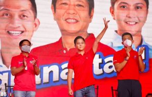 ▲菲律賓總統大選將近,民調最高的候選人小馬可仕(Ferdinand Marcos, Jr.)是前獨裁者馬可仕(Ferdinand Marcos)的獨子。(圖/美聯社/達志影像) ▲菲律賓總統大選將近,民調最高的候選人小馬可仕(Ferdinand Marcos, Jr.)是前獨裁者馬可仕(Ferdinand Marcos)的獨子。(圖/美聯社/達志影像)
