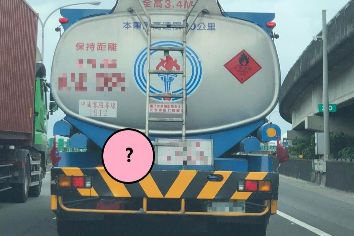 ▲一名網友在公路上看見「大咖明星」開油罐車，引起網友噴笑！（圖／翻攝自《爆廢公社公開版》）