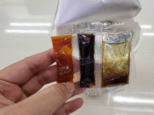 網友表示「印尼泡麵的醬包是整人用的嗎?」而引起熱議。(圖/NOWnews記者林盈君攝) ▲網友表示「印尼泡麵的醬包是整人用的嗎?」而引起熱議。(圖/NOWnews記者林盈君攝)