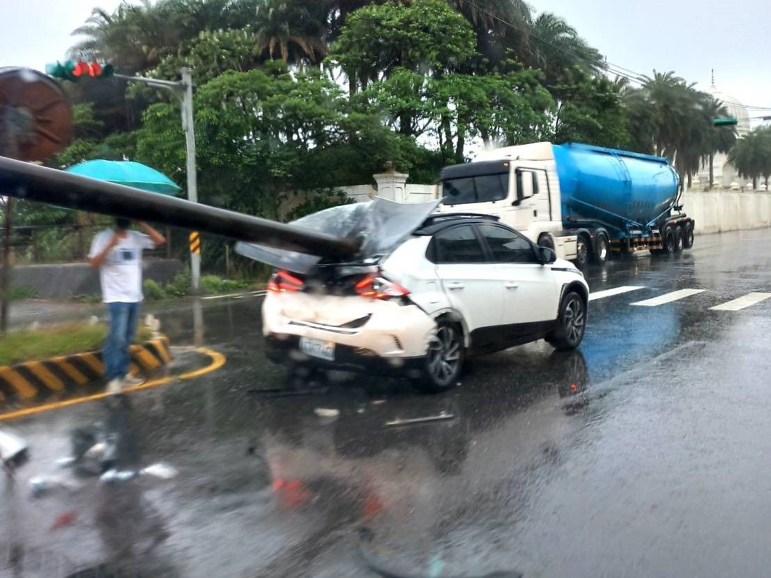 ▲聯結車因緊急煞車，導致車上載運的鐵管穿破駕駛室，刺入前車。（圖／翻攝畫面）