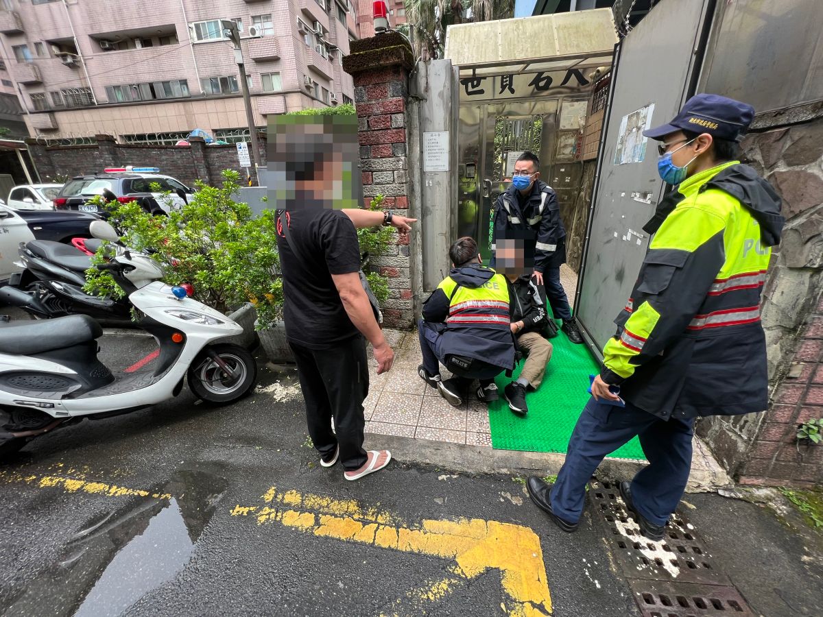 ▲劉男疑求愛不成，竟持剪刀、鐵鎚尾隨趙女，所幸見義勇為的民眾上前制止。（圖／翻攝畫面）